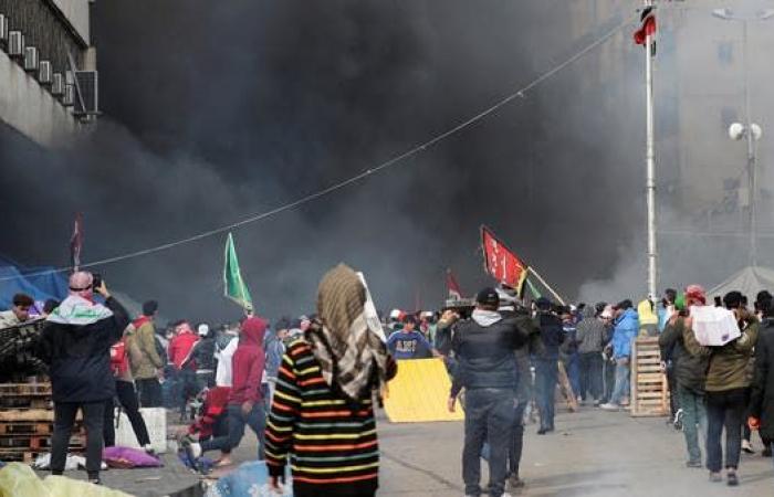 انفجار عبوة صوتية ببغداد.. وأنصار الصدر يقمعون المحتجين
