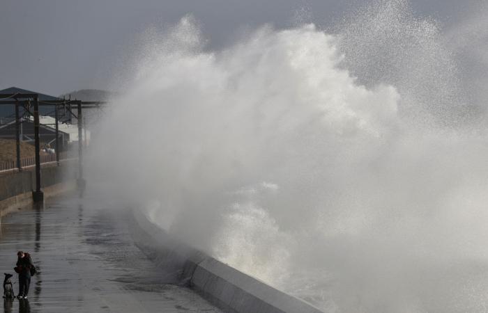 بالصور.. العاصفة "كيارا" تصيب بريطانيا وشمال أوروبا بالشلل