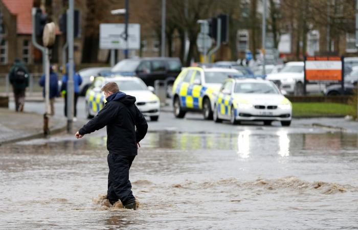 بالصور.. العاصفة "كيارا" تصيب بريطانيا وشمال أوروبا بالشلل