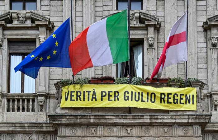 إيطاليا تنكس أعلامها.. والوباء يحصد المزيد في إسبانيا