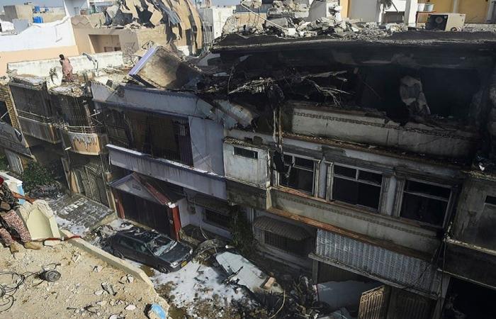 شاهد الصور المأسوية لسقوط الطائرة الباكستانية بحي سكني