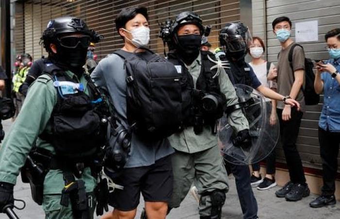 شرطة هونغ كونغ تطلق حبيبات الفلفل لتفريق المحتجين