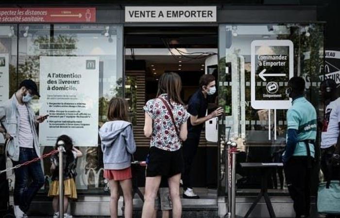 فرنسا تستعد لفتح المطاعم والحدائق.. وتبقي باريس "مغلقة"