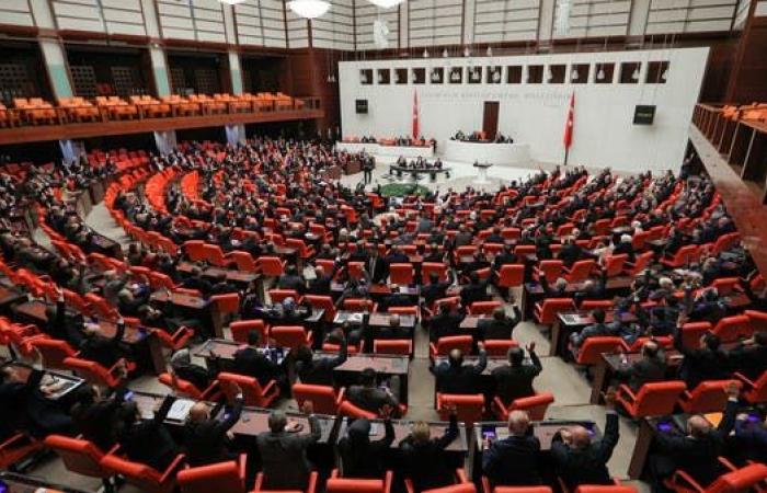تركيا تجرد 3 نواب بحزب معارض من مقاعدهم البرلمانية