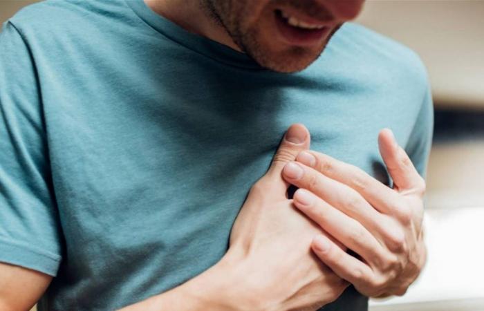 8 أعراض تنذر بجلطة قلبية