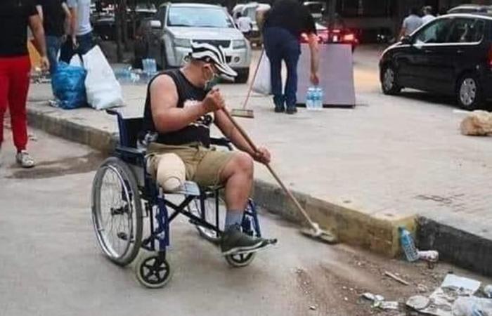 صورة بألف كلمة من بيروت.. رجل مُقعد يشارك في عمليات التنظيف