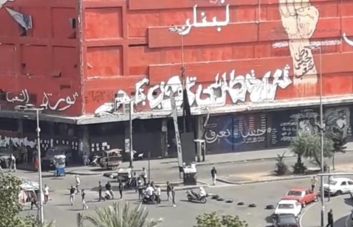 طرابلس.. تجمّع لمواطنين وناشطين عند ساحة 'النور' وقطع الطريق