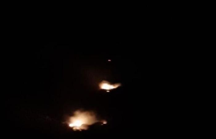 القوات الاسرائيلية تلقي قنابل مضيئة فوق ميس الجبل... واندلاع حريق في المنطقة