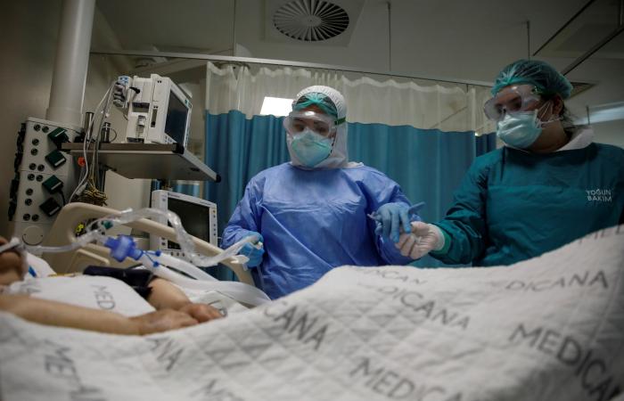 المعارضة التركية: العمال الصحيون يموتون والحكومة تشاهد