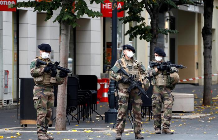بعد هجوم نيس.. رجل يهدد شرطة فرنسا بسكينين