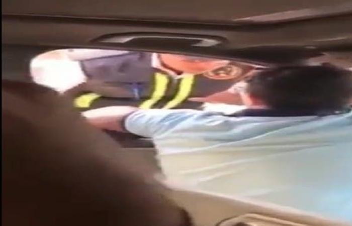 كاد يدهس شرطياً.. فيديو لطفل يقود سيارة يثير غضباً بمصر