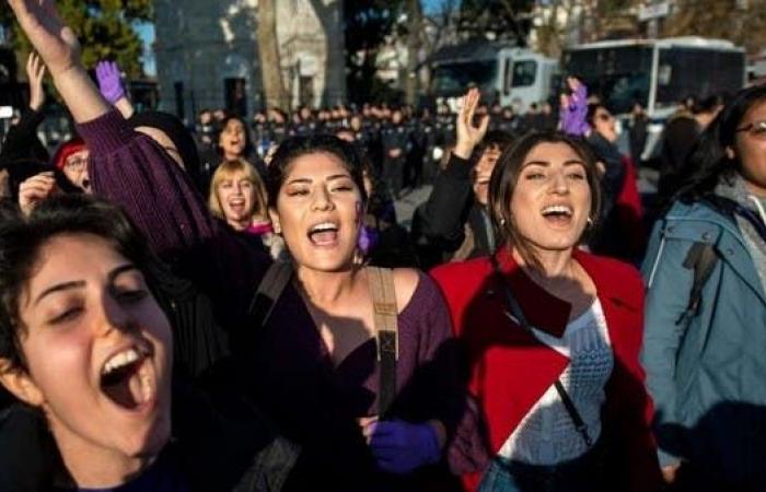أزمة قتل النساء تتفاقم بتركيا.. والسلطات تعاقب المدافعات عن حقوقهن
