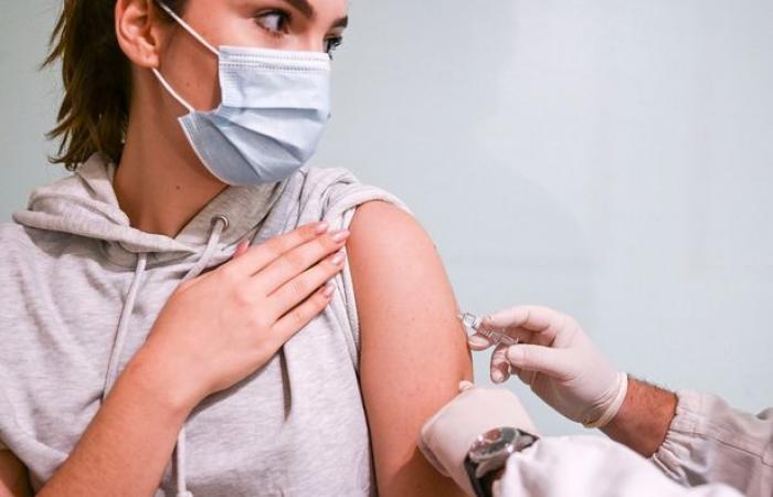 بريطانيا تبدأ تطعيم البالغين بلقاح كورونا أبريل المقبل