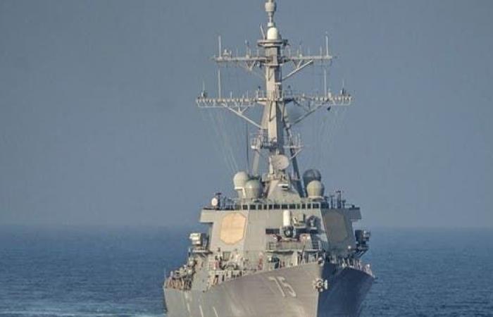 سفينة حربية أميركية تتراجع بعد اعتراضها بالمياه الروسية