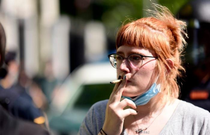 ولاية أمريكية تعطي الأولوية للمدخنين للحصول على لقاحات كورونا