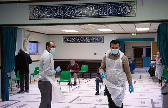 بريطانيا تخصص مسجدا لتلقى تطعميات لقاحات فيروس كورونا.. صور