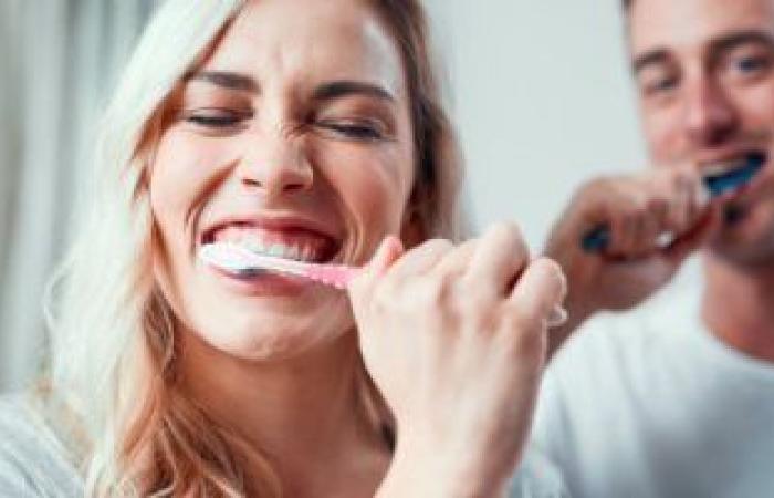 دراسة برازيلية: تطهير فرشاه الأسنان يحمى من عدوى فيروس كورونا