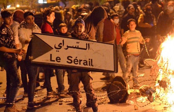 الأزمات تخنق لبنان.. مواجهات عنيفة بطرابلس واصابة 220