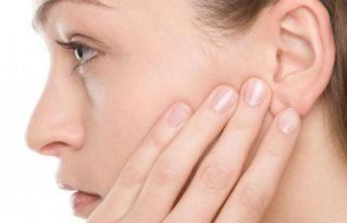ما الذي يسبب فقدان السمع المفاجئ عند الإصابة بكورونا؟