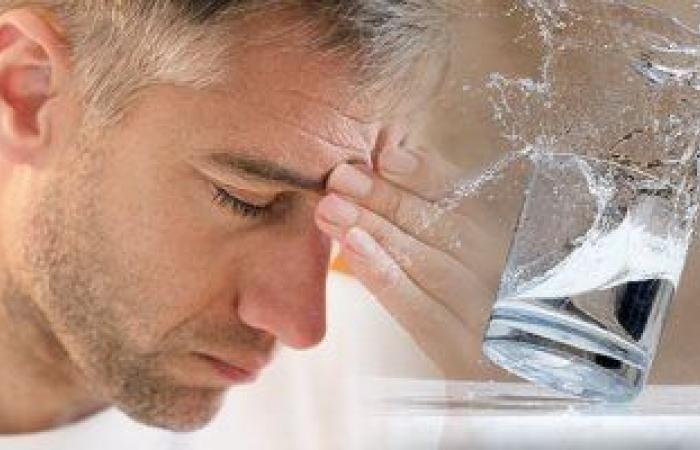 أعراض الجفاف عند البالغين منها جفاف الفم والشعور بالتعب والإرهاق