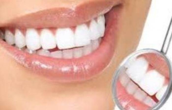 كيف تتخلص من البقع البنية بالأسنان بعلاجات منزلية؟ استخدم قشر الليمون