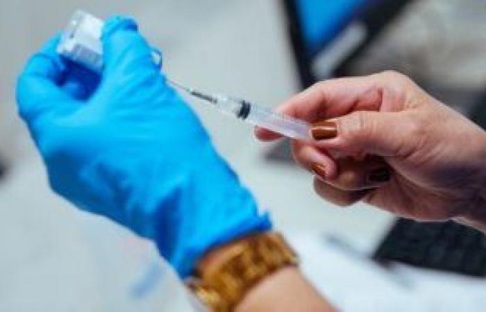 مسؤلو الصحة فى أيرلندا يبحثون إعطاء الأولوية لتطعيم الأشخاص الأقل من 30 عاما