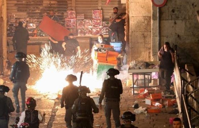صدامات جديدة في القدس بين الفلسطينين وإسرائيل.. أكثر من 90 جريحا