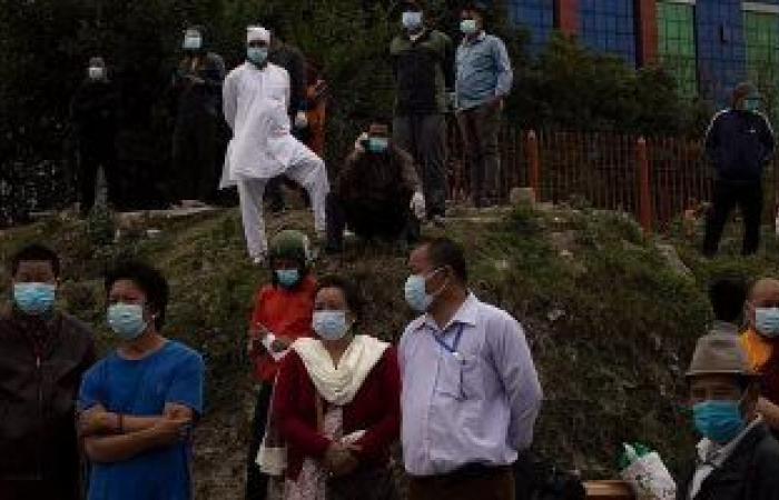 أطباء نيبال يحذرون من زيادة حالات كورونا ونقص الأكسجين وأسرة المستشفيات.. صور
