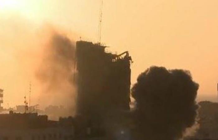 شاهد.. لحظة انهيار برج الشروق في غزة بعد قصفه من قبل إسرائيل