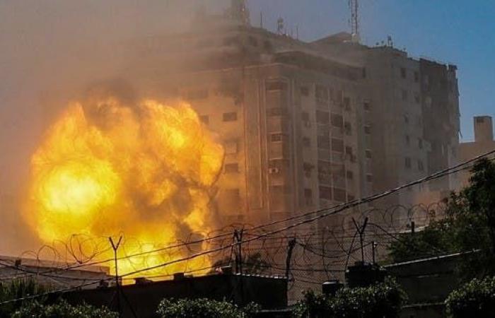 إسرائيل تقصف موقعاً لحماس وسط غزة.. وصواريخ من القطاع