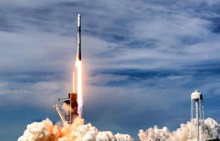 شركة SpaceX أطلقت 52 قمرًا صناعيًا من ستارلينك للإنترنت