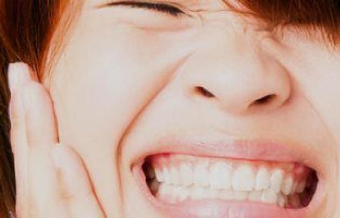 حساسية الأسنان.. لماذا تشعر بالألم من الأيس كريم والمشروبات الساخنة؟