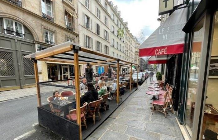 شرفات مطاعم فرنسا تثير الجدل