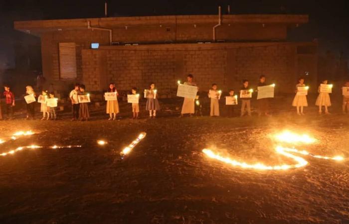 صور.. وقفة بالشموع لأطفال مأرب أمام منزل ليان ضحية مجزرة الوقود الحوثية 