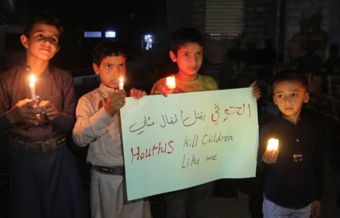 صور.. وقفة بالشموع لأطفال مأرب أمام منزل ليان ضحية مجزرة الوقود الحوثية 