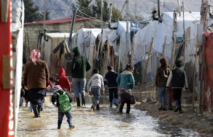 لبنان يئن تحت أزماته.. وعون "لا يمكن بقاء لاجئي سوريا"