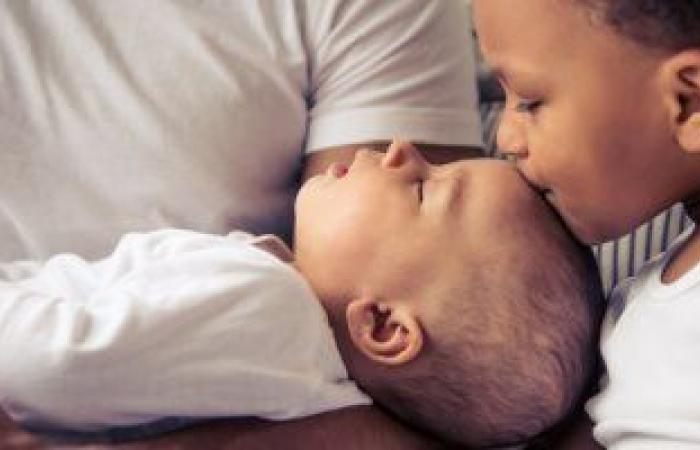 7 نصائح لتربية الأطفال فى السنة الأولى.. منها خلق ترابط مع الأب