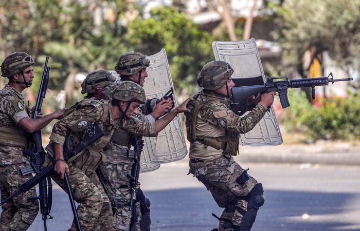 أزمة لبنان تهدد استقرار جيشه.. ومخاوف من قبضة حزب الله