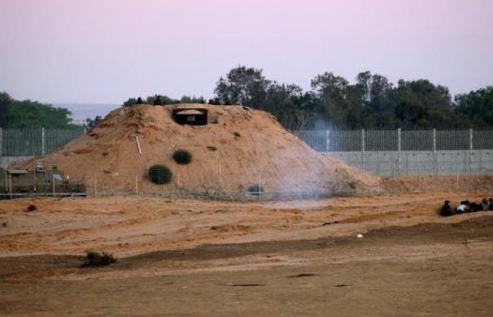 إسرائيل تطلق قنابل الغاز عند السياج الحدودي مع غزة