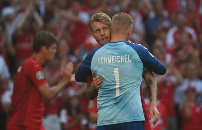 توقف مباراة الدنمارك وبلجيكا لمدة دقيقة تكريماً لأريكسن