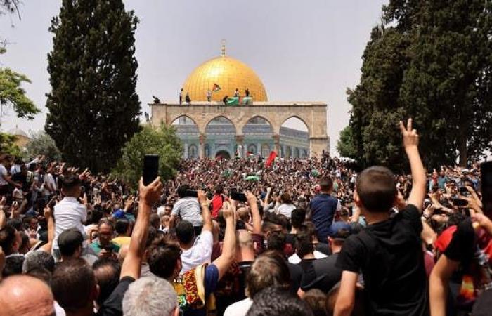 اشتباكات بين قوات إسرائيلية وفلسطينيين في باحات المسجد الأقصى