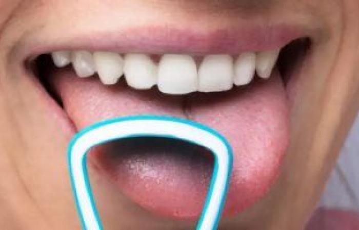 وداعا لرائحة الفم الكريهة.. 5 فوائد لتنظيف اللسان يوميا