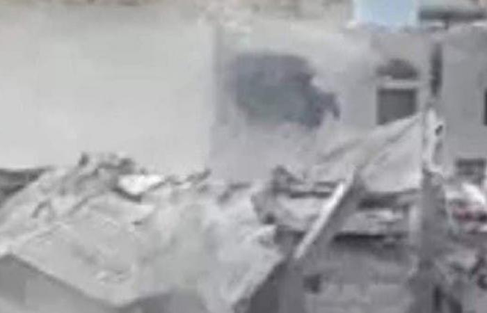 فيديو.. ميليشيا الحوثي تفجّر منزل مواطن وسط اليمن