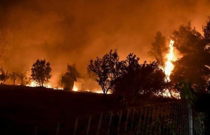 صور صادمة.. الحرائق تستعر مجدداً شمال أثينا