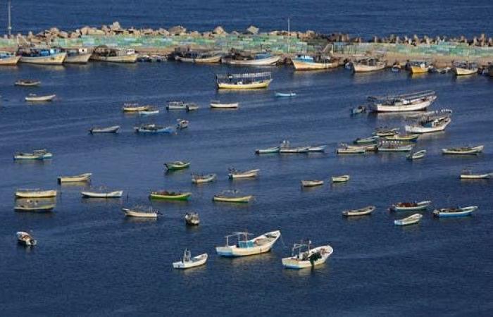 إسرائيل تخفف الإجراءات في منافذ غزة وتسمح بالصيد البحري