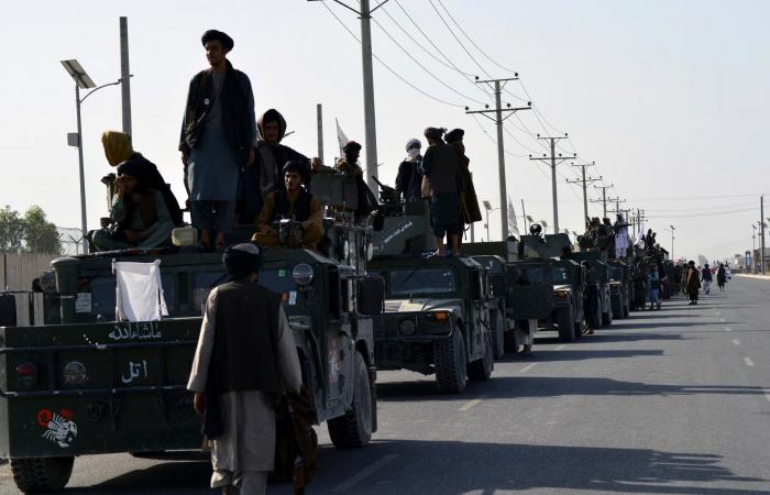 بالصور.. طالبان تستعرض بقندهار بمعدات عسكرية أميركية مصادرة
