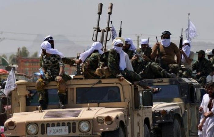 بالصور.. طالبان تستعرض بقندهار بمعدات عسكرية أميركية مصادرة