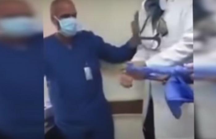 مفاجآت جديدة بقضية الطبيب المصري الذي طالب ممرضا مسناً بالسجود لكلبه
