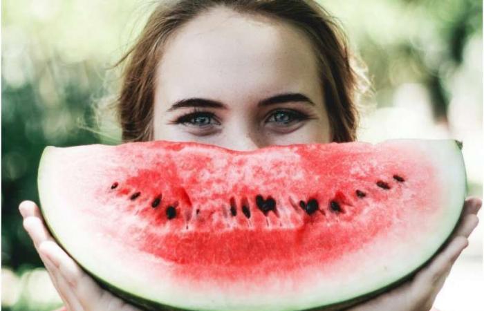 دراسة توضح سر السعادة عند تناول الفاكهة والخضروات وممارسة الرياضة
