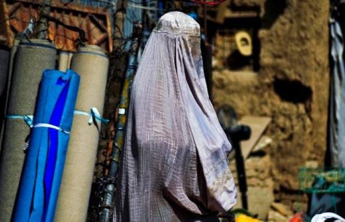 طالبان توافق على عمل النساء مع منظمة خيرية.. لكن ليس حالاً